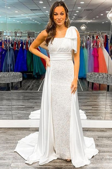 Vestido de fiesta con lentejuelas, un hombro descubierto, lazo y cola adjunta